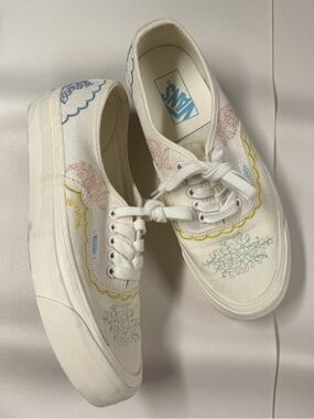 Vans Unisex Linen Blossom White Canvas Sneakers with Pastel Embroidery